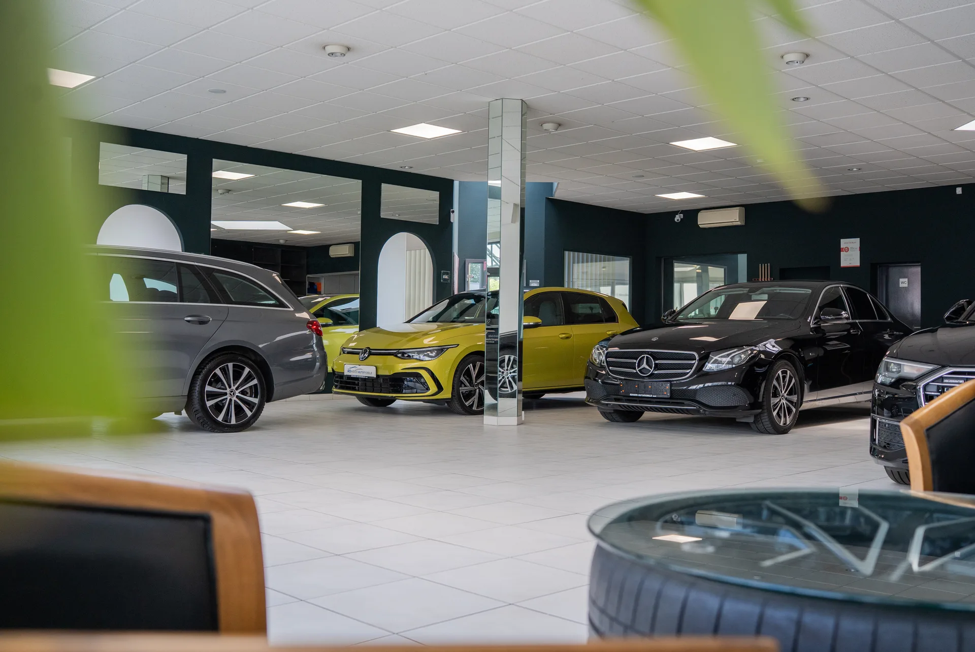Adhami Automobile Showroom in Pforzheim mit Fahrzeugen in der Ausstellung