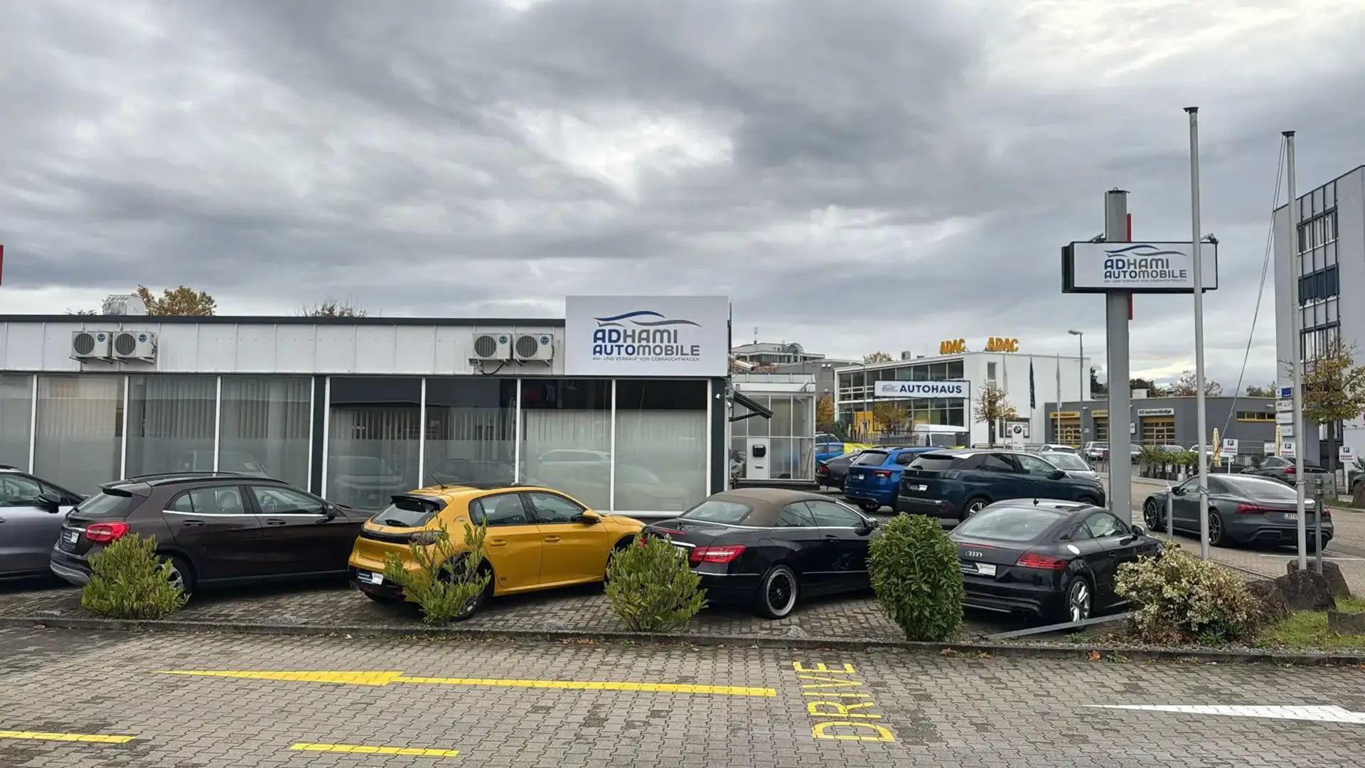 Adhami Automobile Autohaus in Pforzheim mit Fahrzeugen auf dem Hof